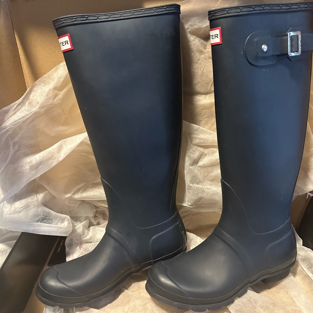 Hunter tall rain boots. Navy Blue.